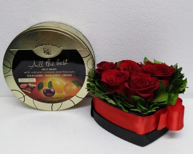 Caja corazn con 6 Rosas y Caja de Caramelos Mix